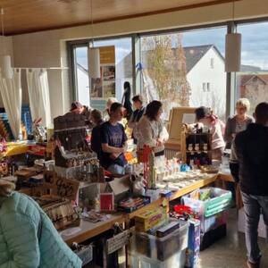 Erster Charity-Flohmarkt f&uuml;r die Wau-Mau-Insel

 

Am 28. Februar fand der erste Charity-Flohmarkt &sbquo;Tr&ouml;deln f&uuml;r Pfoten&lsquo; im Gemeindezentrum Wolfhagen statt. Jenny Elges vom Concept Store in Wolfhagen hat ihn im Rahmen ihrer Veranstaltungsreihe &sbquo;Monats-Momente&lsquo; organisiert.

 

An insgesamt 25 Verkaufs- und Infost&auml;nden konnten die Besucher sich nicht nur &uuml;ber die regionale Tierschutzarbeit der Wau-Mau-Insel informieren, sondern nat&uuml;rlich auch f&uuml;r den guten Zweck einkaufen und sich anschlie&szlig;end bei Kaffee, Kuchen oder k&ouml;stlichen Waffeln st&auml;rken.

Jenny Elges freut sich &uuml;ber die gro&szlig;e Spendenbereitschaft der Teilnehmer und Besucher &ndash; sowohl bei Kuchen und Getr&auml;nken als auch bei den Sachspenden. Insgesamt ist die stolze Summe in H&ouml;he von 813,80 Euro zusammengekommen.

Wir freuen uns riesig &uuml;ber diesen gro&szlig;artigen Erfolg und bedanken uns sehr herzlich insbesondere bei Jenny Elges vom Concept Store und ihrem Mann Michele, aber auch bei Carmen Heinzemann, Antonia Grebe und Ildiko Dirlewanger f&uuml;r die gro&szlig;artige Unterst&uuml;tzung.
