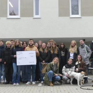 Tolle Spendenaktion der Klasse 9b der Johannisberg-Schule

Im September feierte die Johannisberg-Schule in Witzenhausen ihren Tag der Offenen Tür mit anschließender MINT meets fashion-Messe, bei der an rund 70 Ausstellungsständen und -räumen den Besuchern ein buntes Programm rund um das Thema Mode geboten wurde.

Die Klasse 9b hatte die Idee, an ihrem Stand Spenden für unser Tierheim zu sammeln.  Am 8. November besuchten die Schülerinnen und Schüler unser Tierheim mit ihrer Klassenlehrerin Johanna Kallies-Bothmann und übergaben Tierheimleiter Karsten Plücker einen Spendenscheck in Höhe von 500,- Euro. Bei der Gelegenheit erhielten die Schülerinnen und Schüler bei einer Tierheimführung und anschließender Diskussionsrunde einen Einblick in unsere Arbeit. 
Der dreibeinige Roly eroberte alle Herzen im Sturm und es war klar, dass er auf jeden Fall mit auf das Gruppenfoto musste! Er hat nicht nur die Jugendlichen, sondern auch die Klassenlehrerin nachhaltig mit seiner freundlichen Art begeistert. Wer weiß, ob Roly nicht in die Rolle das langersehnten Familienhundes schlüpfen kann....

Wir sind auf jeden Fall immer noch ganz überwältigt von dem Engagement der Schülerinnen und Schüler und ihrer Empathie für jede Tierheimbewohner. Wir bedanken uns von ganzem Herzen bei der Klasse 9b der Johannisberg-Schule für ihre tolle Spende, die wir gut für die hohen Tierarztkosten gebrauchen können, die ein ganz schön großes Loch in die Tierheimkasse reißen!