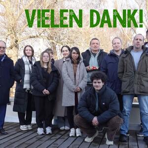 Spendenaktion der Kasseler Expresso GmbH!

Die Ausbilder und Auszubildenden des Kasseler Familienunternehmens Expresso Deutschland GmbH & Co. KG haben eine Weihnachts-Spendenaktion f&uuml;r unsere Tierheimbewohner durchgef&uuml;hrt und Geld f&uuml;r Tiere in Not gesammelt.

Dabei ist die stolze Summe in H&ouml;he 464,22 Euro zusammengekommen. Die Gesch&auml;ftsleitung unterst&uuml;tzt die Aktion und verdoppelt die Summe. In Zeiten, in denen wir mit extrem hohen Kosten zu k&auml;mpfen haben, seien es Tierarzt-, Futter-, Medikamente oder Betriebskosten, freuen wir uns sehr &uuml;ber finanzielle Unterst&uuml;tzung.
 
Am 16. Dezember waren die Ausbilder und Auszubildenden bei uns im Tierheim und haben die Spende pers&ouml;nlich Tierheimleiter Karsten Pl&uuml;cker &uuml;berreicht und konnten sich einen Einblick in unsere Tierschutzarbeit verschaffen und einiges &uuml;ber die Schicksale der einzelnen Tierheimbewohner erfahren.
 
Wir bedanken uns sehr herzlich bei Firmeninhaber Sebastian Loh und Gesch&auml;ftsf&uuml;hrer Dr. Alexander B&uuml;nz sowie allen Ausbildern und Auszubildenden f&uuml;r diese tolle Aktion!