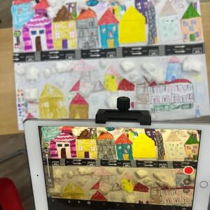 Neu! Mini-KiTi-Gruppe

Die KiTi- und Mediengruppe ist ein gemeinsames Projekt der Wau-Mau-Insel und des Medienbildungszentrum Nord. Sie existiert bereits seit September 2021 und wird momentan von engagierten Jugendlichen im Alter von 11-14 Jahren besucht.

Immer wieder erreichen uns Anfragen von j&uuml;ngeren Kindern, die sich auch gerne in der Gruppe f&uuml;r Tiere einsetzen m&ouml;chten. Deshalb haben wir uns dazu entschlossen, eine Mini-KiTi-Gruppe f&uuml;r Grundschulkinder anzubieten. Die neue Gruppe trifft sich ab April 2026 einmal im Monat samstagvormittags im Tierheim und bietet Platz f&uuml;r insgesamt acht tierliebe und medieninteressierte Kinder. 

Wie die KiTi-Gruppe, werden auch die J&uuml;ngeren unterschiedliche Tierschutzthemen multimedial bearbeiten. Dabei werden sie von Karsten Pl&uuml;cker (Wau-Mau-Insel), Sibylle Roth (Medienbildungszentrum Nord) und erfahrenen KiTis angeleitet. Dass die Jugendlichen schon echte Medienprofis sind und ihr Wissen gerne an J&uuml;ngere weitergeben, haben sie im Herbst 2025 bei einem gemeinsamen Medienprojekt mit einer Vorschulklasse in Brasov, Rum&auml;nien, bewiesen. 

Wer ein Kind im Grundschulalter kennt, das gerne mitmachen m&ouml;chte, bitte schnell bei Sibylle Roth unter roth@medienanstalt-hessen.de melden. Es gibt nur noch wenige Restpl&auml;tze bzw. eine Warteliste!