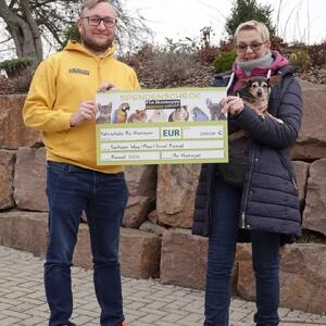 Tolle Spendenaktion der Fahrschule Flo Homeyer

Florian Homeyer, Fahrlehrer und Inhaber der Fahrschule Flo Homeyer in Hann.M&uuml;nden (https://www.fahrschule-flo-homeyer.de/), hat im letzten Jahr eine tolle Spendenaktion gestartet. Die Fahrsch&uuml;ler konnten freiwillig 10 Cent spenden, wenn sie den wichtigen Schulterblick nach der Regel &bdquo;Innenspiegel-Au&szlig;enspiegel-Blinken-Schulterblick&ldquo; w&auml;hrend der Fahrstunden vergessen hatten.

Im Dezember wurde Bilanz gezogen und bei der Aktion sind insgesamt 47,36 Euro zusammengekommen, die Flo Homeyer nicht nur aufgerundet, sondern auch gleich zweimal verdoppelt hat., so dass die Spendensumme letztendlich 200,- Euro betrug.
 
Heute kam Flo Homeyer vorbei und hat den Spendenscheck pers&ouml;nlich an Gesch&auml;ftsstellenleiterin Petra Hollstein &uuml;bergeben. Wir bedanken uns bei allen Fahrsch&uuml;lern und nat&uuml;rlich bei Flo Homeyer, der die Aktion nicht nur gestartet hat, sondern auch unterst&uuml;tzt hat. 

Vielen, vielen Dank im Namen unserer Tierheimbewohner!