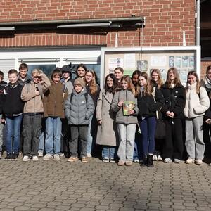 Erfolgreiche Spendenaktion der Johannisberg-Schule f&uuml;r das Tierheim

Gro&szlig;er Einsatz f&uuml;r den guten Zweck: Die Klasse 6a der Johannisberg-Schule in Witzenhausen organisierte am Freitag, dem 20.02.2026 in der gro&szlig;en Pause einen Waffelverkauf. Die Aktion war ein voller Erfolg: Durch den Verkauf und zus&auml;tzliche freiwillige Spenden kamen stolze 300 Euro zusammen!

Am Freitag, dem 27.02.2026 machte sich die Klasse schlie&szlig;lich mit ihrer Lehrerin Frau Kallies-Bothmann auf den Weg zum Tierheim Wau-Mau-Insel in Kassel, um die Spende pers&ouml;nlich zu &uuml;bergeben. Vor Ort erhielten die Sch&uuml;lerinnen und Sch&uuml;ler spannende Einblicke in die Arbeit und den Alltag des Tierheims. Sie lernten die tierischen Bewohner kennen und erfuhren, wie viel F&uuml;rsorge, Zeit und Engagement n&ouml;tig sind, um sich um die Tiere zu k&uuml;mmern.

Besonders beeindruckt zeigte sich die Klasse davon, dass viele der aufgenommenen Tiere zuvor unter schlechten Bedingungen gehalten wurden. Umso bewundernswerter fanden die Sch&uuml;lerinnen und Sch&uuml;ler, wieviel Herzblut und Einsatz die Mitarbeitenden des Tierheims t&auml;glich in das Wohl der Tiere investieren.

Auch im Deutschunterricht zum Thema "Argumentieren und Stellung nehmen" hatte sich die Klasse zuvor mit Fragen wie &bdquo;Sollte man ein Tier kaufen oder adoptieren?&ldquo; und anderen tierethischen Fragen auseinandergesetzt. Die Klasse 6a ist stolz darauf, nicht nur etwas dazugelernt, sondern auch einen praktischen Beitrag zum Tierschutz geleistet zu haben &ndash; ein tolles Beispiel f&uuml;r soziales Engagement an der Johannisberg-Schule!

Wir bedanken uns sehr herzlich bei den Sch&uuml;lern der Klasse 6b und ihrer Lehrerin Frau Kallies-Bothmann, die als Multiplikatorin den Tierschutzgedanken weitergibt!