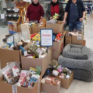 Vielen, vielen Dank!

Wo gibt es denn eine weihnachtliche Bescherung im Januar? Na, bei uns! In diesem Jahr hat die Tierwelt Harleshausen zum ersten Mal einen Weihnachts-Wunschbaum f&uuml;r unsere Tierheimbewohner aufgestellt. Kunden des Tierfachmarktes konnten sich die Karte eines Tieres aussuchen und ihm seinen Wunsch erf&uuml;llen. Die Spendenaktion war ein Riesenerfolg und gestern durften wir ein ganzes Auto voller Geschenke abholen. F&uuml;r unsere Tierheimbewohner gab es eine weitere Bescherung, bei der viele, viele W&uuml;nsche erf&uuml;llt wurden!

Wir bedanken uns sehr, sehr herzlich bei allen Kunden der Tierwelt Harleshausen, die sich an der Aktion beteiligt haben und bei Inhaber Frank Marzinkowski und seiner Mitarbeiterin Petra Kansersky f&uuml;r die unkomplizierte Zusammenarbeit und gro&szlig;artige Unterst&uuml;tzung!