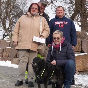 Spendenaktion der Klose Dienstleistungs GmbH aus Schauenburg

Soziales Engagement wird bei der Klose Dienstleistungs GmbH gro&szlig; geschrieben und so hat Inhaberin Tamara G&ouml;tz des Transport- und Entsorgungsbetriebes eine j&auml;hrliche Spendenaktion unter den Kunden ihres angeschlossenen Recyclinghofes initiiert. F&uuml;r die Anlieferung von Papier und Schrott mussten die Kunden 1,- Euro pro Anlieferung bezahlen und dieser Betrag soll j&auml;hrlich an regionale Vereine und gemeinn&uuml;tzige Institutionen gespendet werden.

Die Wau-Mau-Insel ist seit vielen Jahren Kunde bei dem kleinen Familienunternehmen aus Schauenburg und daher freuen wir uns sehr, dass Inhaber Marco und Tamara G&ouml;tz unser Tierheim als Empf&auml;nger f&uuml;r die Spendenaktion 2023 ausgew&auml;hlt haben. Insgesamt sind in diesem Jahr 1150,- Euro zusammengekommen. Aus betrieblichen Gr&uuml;nden konnte die Spenden&uuml;bergabe erst am 5. Januar 2026 stattfinden, dies tut unserer Freude &uuml;ber diese tolle Spendensumme nat&uuml;rlich keinen Abbruch.

Wir m&ouml;chten uns sehr, sehr herzlich bei Tamara und Marco G&ouml;tz sowie ihrem Sohn Maurice und den Kunden des Recyclinghofes bedanken. Wir haben aktuell viele medizinische Notf&auml;lle und die Tierarztkosten explodieren nahezu, so dass wir nat&uuml;rlich besonders dankbar f&uuml;r jede Unterst&uuml;tzung sind.