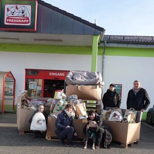 Vielen Dank an den Fressnapf in Hann.M&uuml;nden!

"Das Geheimnis des Gl&uuml;cks liegt nicht im Besitz, sondern im Geben. Wer andere gl&uuml;cklich macht, wird gl&uuml;cklich." Andr&eacute; Gide 

Auch in diesem Jahr hat der Fressnapf Hann.M&uuml;nden eine Weihnacht-Wunschbaum-Aktion f&uuml;r die Tierheime in Kassel und Bad Karlshafen durchgef&uuml;hrt. Gem&auml;&szlig; dem Motto &sbquo;Tierheimw&uuml;nsche werden wahr &ndash; jeder Wunsch z&auml;hlt&lsquo; wurden die Kunden in der Vorweihnachtszeit aufgefordert, sich einen Tierheimbewohner auszusuchen und ihm einen Wunsch zu erf&uuml;llen: Ob Kauartikel, Tierfutter, Leckerli, Spielzeug, ein neues Hundegeschirr, Kratzutensilien oder auch ein neues Hunde- oder Katzenbett - jeder Tierheimbewohner wurde mit einem Wunsch bedacht.
 
Am 27.12.2025 durften Tierheimleiter Karsten Pl&uuml;cker (Tierheim Wau-Mau-Insel) und Antonia Freist (Tierhafen) die Spenden im Fressnapf abholen und den Tierheimbewohnern eine nachweihnachtliche Bescherung bereiten. 

Wir freuen uns riesig, dass sich auch in diesem Jahr viele Tierfreunde an der Aktion beteiligt haben und an diejenigen denken, die noch keine Familie und kein Zuhause haben. 

Daher m&ouml;chten wir uns sehr herzlich bei allen bedanken, die dsich an der Aktion beteiligt haben und nat&uuml;rlich bedanken wir uns von ganzem Herzen auch bei Anja Gundlach und ihrem Team vom Fressnapf Hann.M&uuml;nden und Barbora Sch&auml;fer, die diese gro&szlig;artige Spendenaktion initiiert hat.